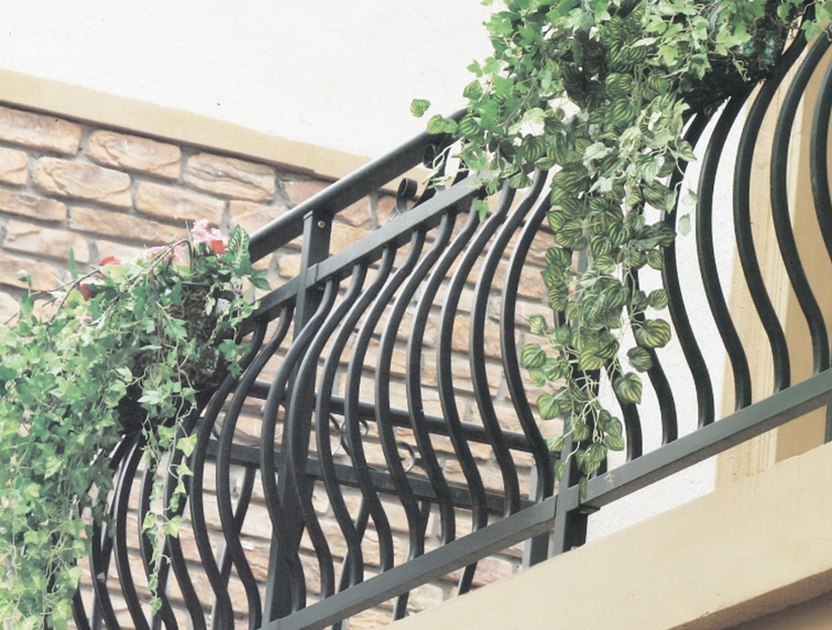 ​定制花园组装锌钢护栏要考虑牢固性与美观